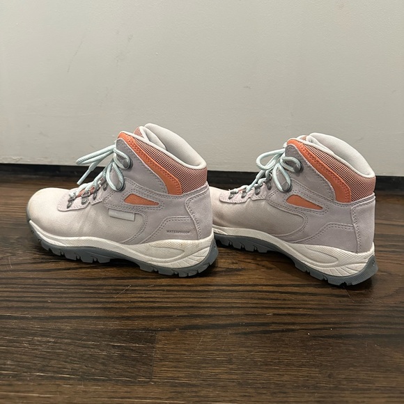 Columbia Women’s Newton Ridge Waterproof Hiking Boots Nimbus Grey / Coral Glow - Picture 9 of 11